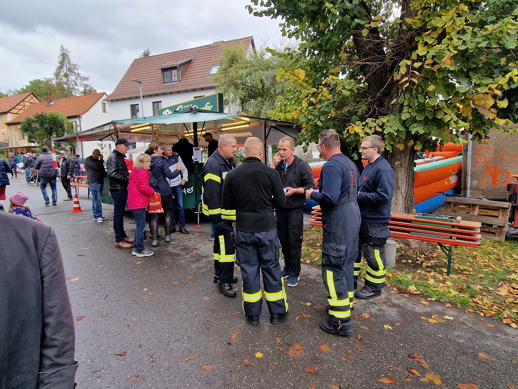Wichtig an diesem Tag: die Mitglieder der Freiwilligen Feuerwehr Ehringsdorf und der Berufsfeuerwehr um Christian Küthe - vielen Dank für den tollen Einsatz - im  Feuerlöschen und im Feiern Spitze!