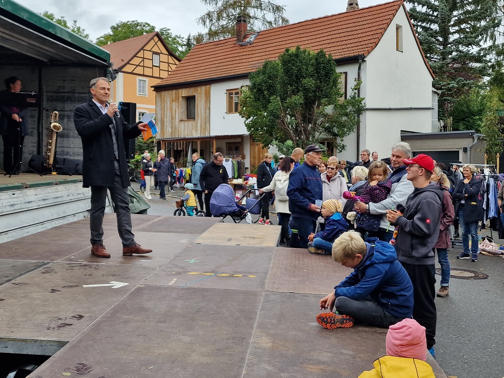 Oberbürgermeister Peter Kleine freut sich über das Ortsteilfest