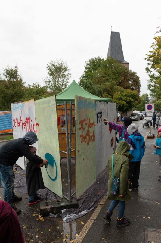 Dominik vom Team Jugendarbeit und Sozialarbeiter im Vortrefflich unterstützte beim Graffiti  - Foto: Maik Schuck